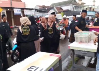 Jelang Berbuka, PWI LS Bojong Pekalongan Bagikan Takjil kepada Pengendara di Jalan Raya