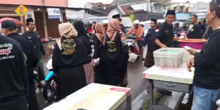 Jelang Berbuka, PWI LS Bojong Pekalongan Bagikan Takjil kepada Pengendara di Jalan Raya