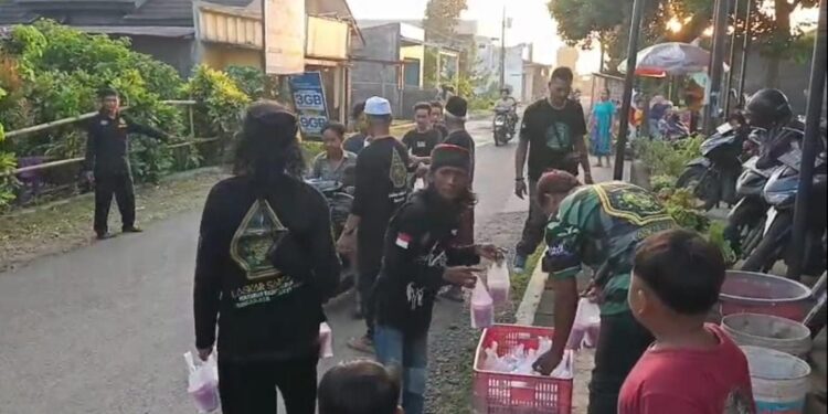 PWILS Sumbang Banyumas Bagikan Takjil ke Pengendara di Bulan Ramadhan