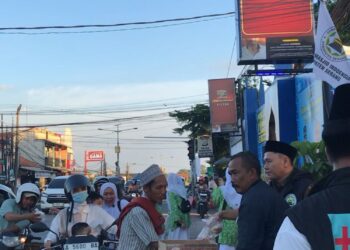 DMI Banten Bagikan 300 Takjil untuk Pengendara di Alun-Alun Kramatwatu