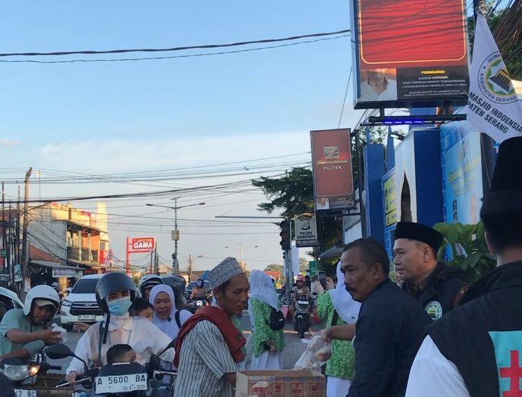 DMI Banten Bagikan 300 Takjil untuk Pengendara di Alun-Alun Kramatwatu
