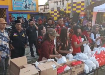 PWI LS Purwokerto Kidul dan Pemuda Pancasila Gelar Aksi Berbagi Takjil di Banyumas