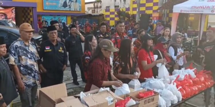 PWI LS Purwokerto Kidul dan Pemuda Pancasila Gelar Aksi Berbagi Takjil di Banyumas