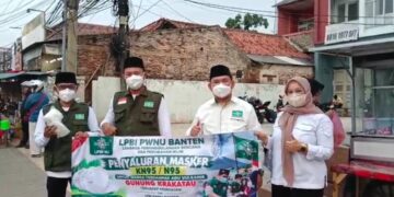 Abu Anak Krakatau Terasa di Serang, LPBI PWNU Banten Turun Bagikan Masker