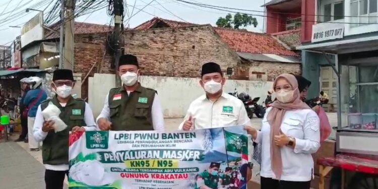 Abu Anak Krakatau Terasa di Serang, LPBI PWNU Banten Turun Bagikan Masker